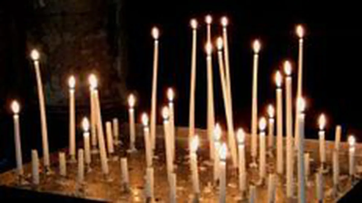 Amenda de 5.000 de lei pentru enoriasi daca aprind alte lumanari decat cele ale bisericii