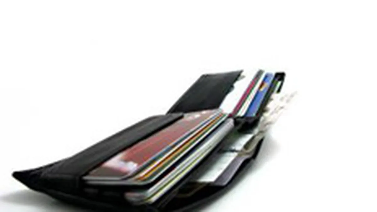 Cardul de plastic, in varianta cu poza, oglinda sau parfum. Ce oferte au bancile din Romania