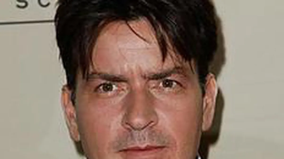 Charlie Sheen a ajuns la 1 milion de follower-i pe Twitter intr-o zi
