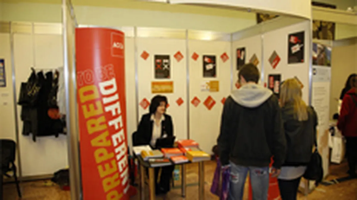 6 din 10 tineri care studiaza in strainatate vor sa se intoarca in Romania