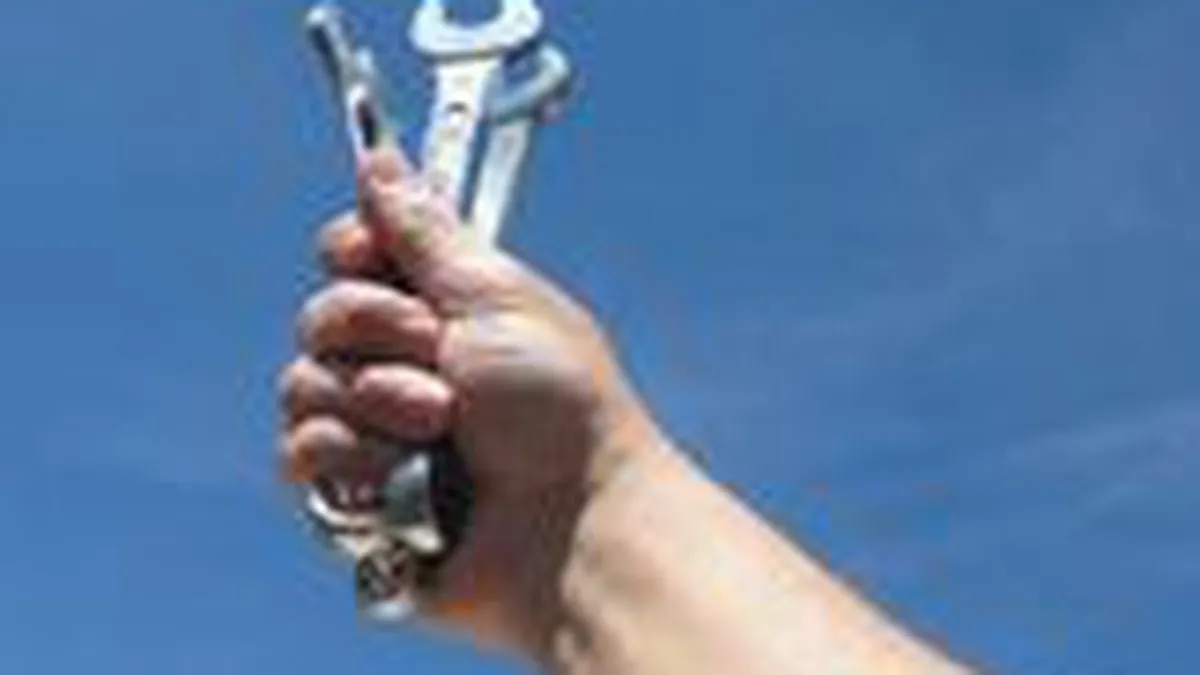 Studiu: Jumatate dintre romanii care detin masini le repara acasa