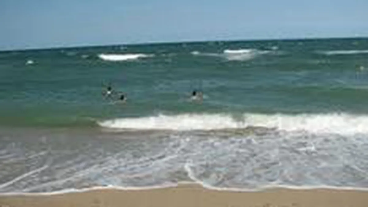 1 Mai, sejur pe litoral intr-o mare de gunoaie