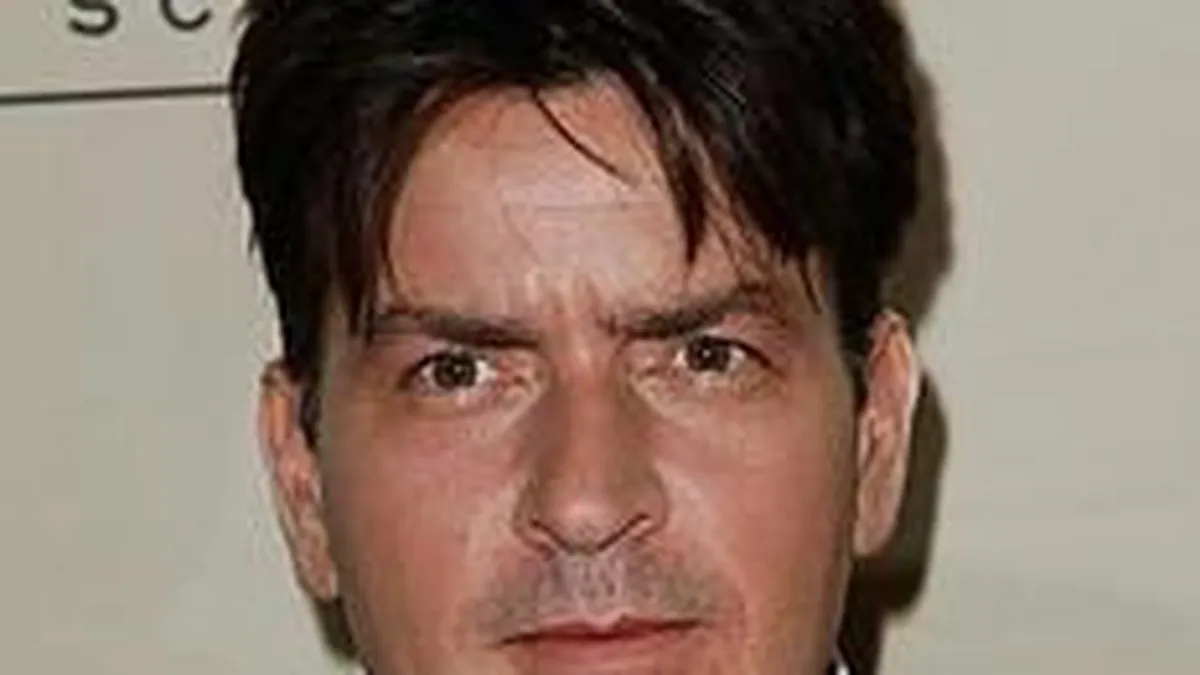 Charlie Sheen isi scoate la vanzare vila din Los Angeles