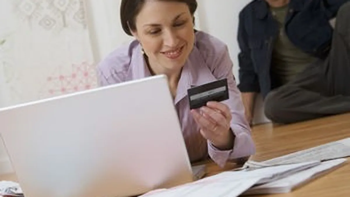 Doar 4% dintre romani folosesc Internet banking-ul