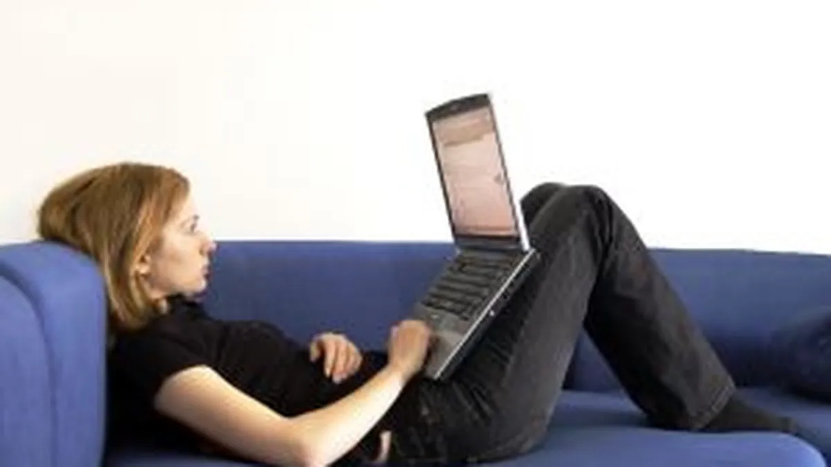 Pericolul din spatele Facebook si Twitter: Retelele sociale creaza oameni obsedati de propria persoana