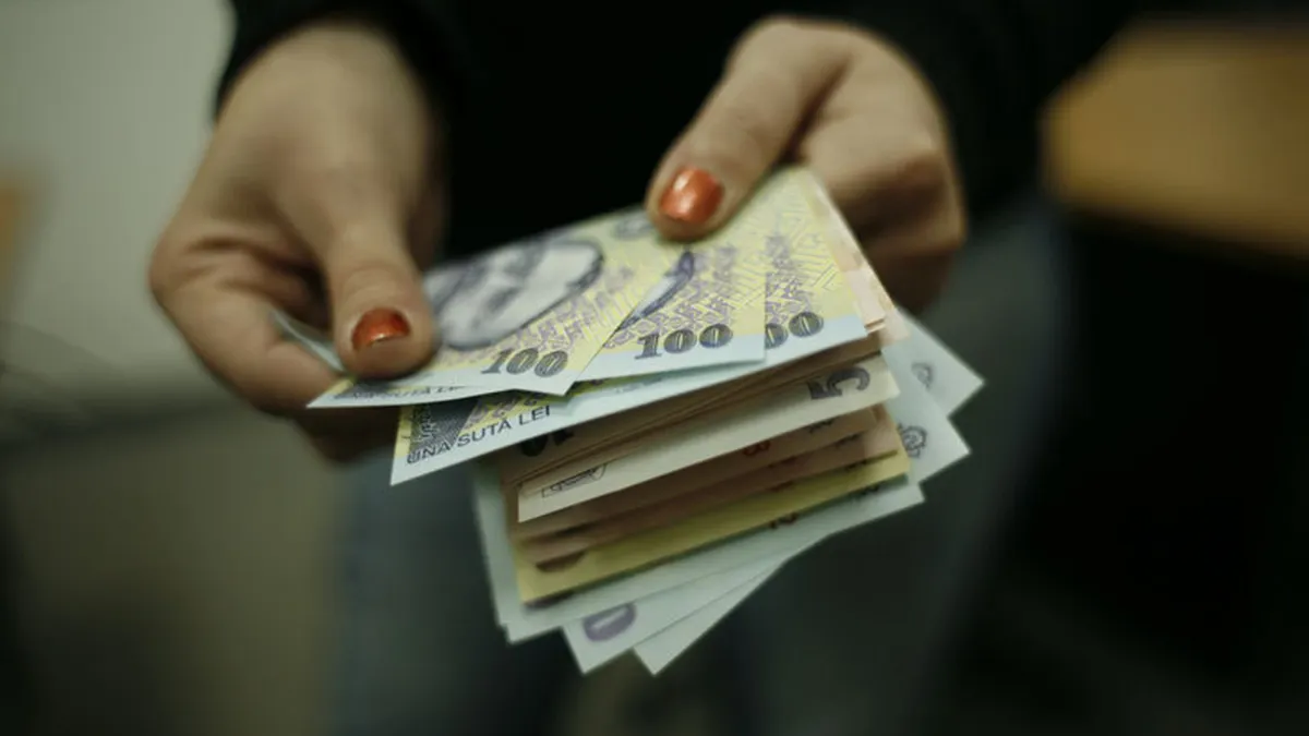 Leul pierde aproape 2 bani dupa furtuna de pe pietele internationale