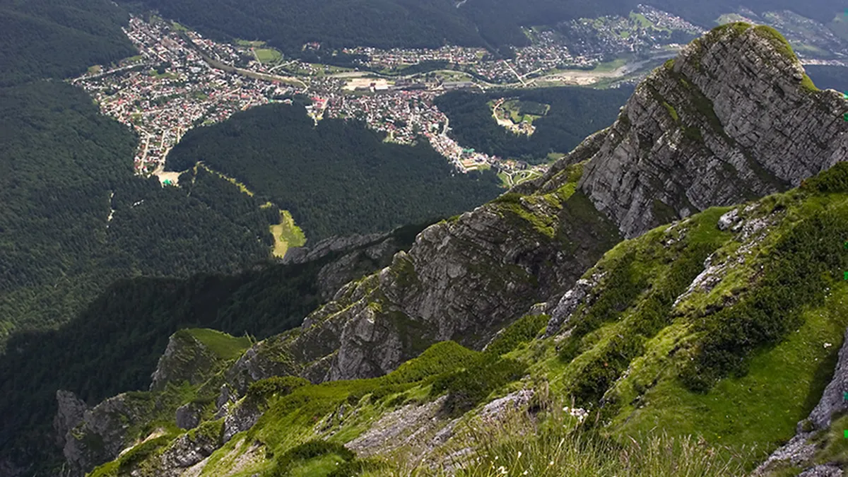 Turistii care merg pe Valea Prahovei vor putea schia in plina vara la Busteni