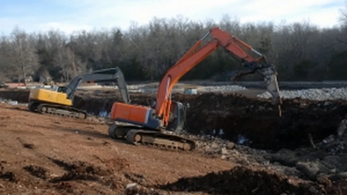 Firma de constructii a conservatorului brasovean Ion Dinita vrea 800.000 lei de la BCR