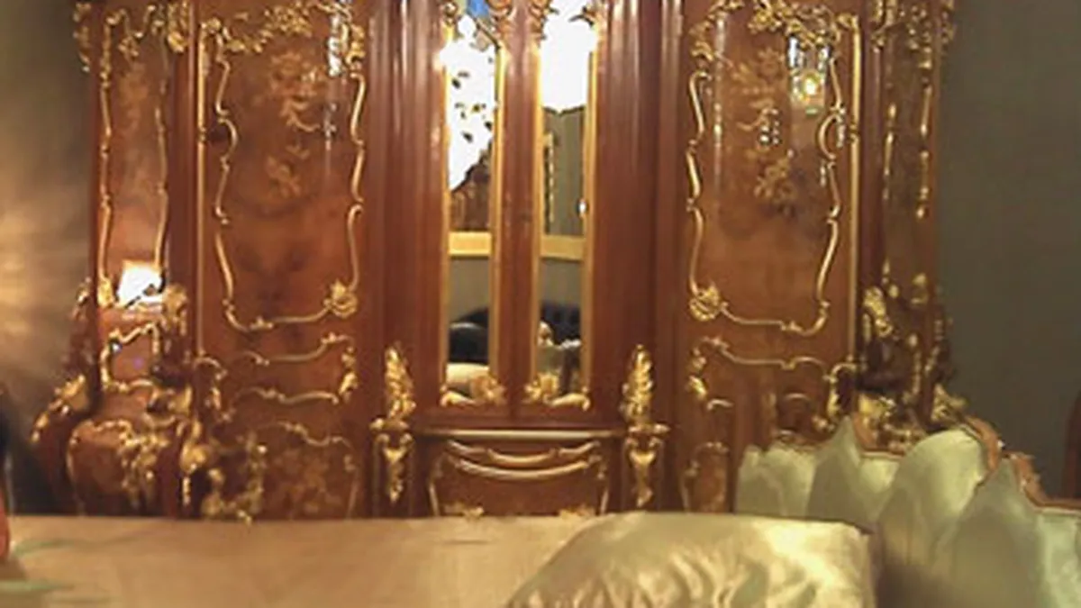 De la 4 rafturi la kitsch. Cum arata mobila de criza la targul de la Romaero (Galerie Foto)