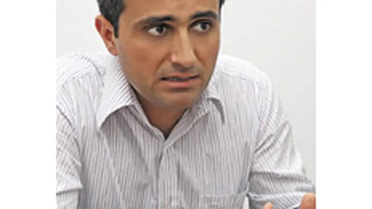 Robert Turcescu va fi editorialist la saptamanalul Academia Catavencu