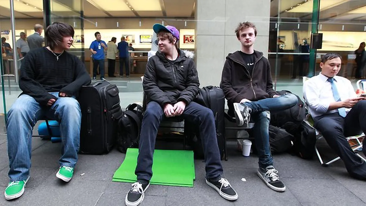 Febra iPhone 4S: Cozi in marile metropole, cu peste 24 de ore inainte de lansare (FOTO)