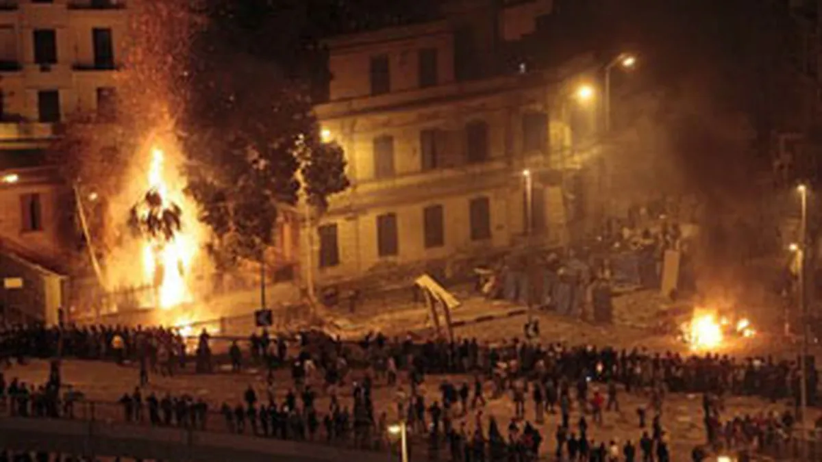 Proteste violente la Cairo: Cel putin un mort si 670 de raniti