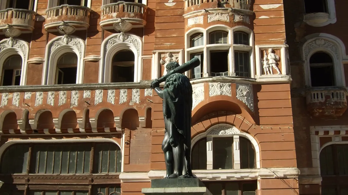 Baile Herculane, in asteptarea modernizarii: Ruine si localnici care vand mere si nuci la portile hotelurilor  (Foto)