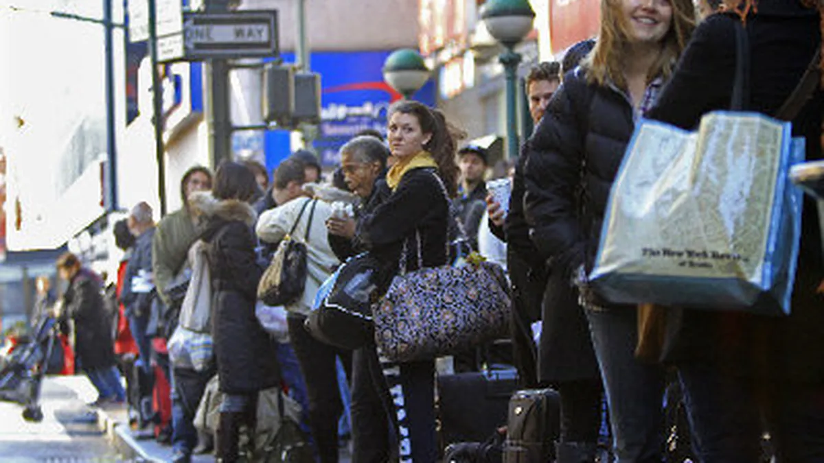 Americanii asalteaza magazinele pentru chilipirurile din vinerea neagra