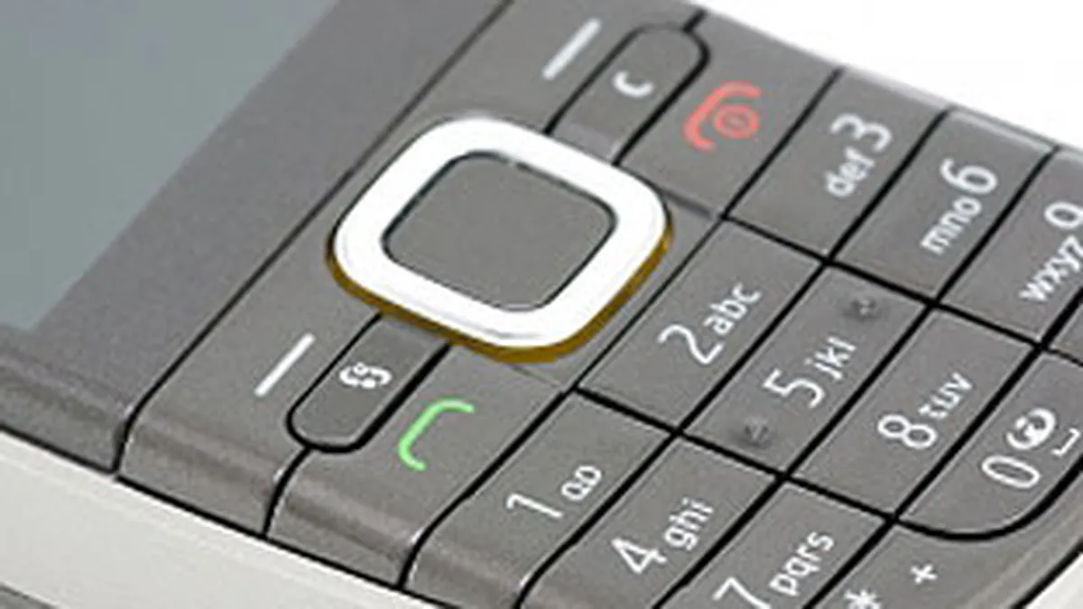 Cum comunica romanii la telefon: Vorbesc mai mult, dar la mai putine SIM-uri