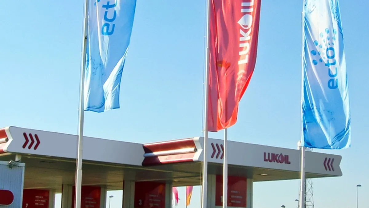 LUKOIL coboara preturile la unii carburanti pana pe 24 februarie 2012(P)