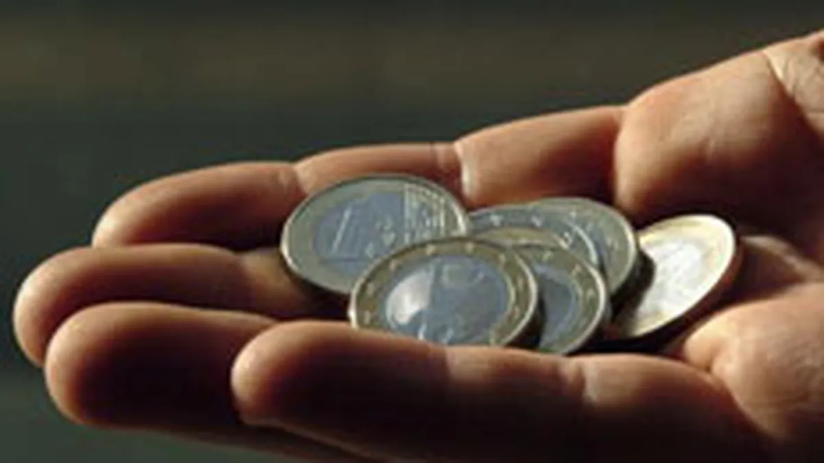 Aproape jumatate dintre romani nu pot sa economiseasca pentru ca nu castiga suficient