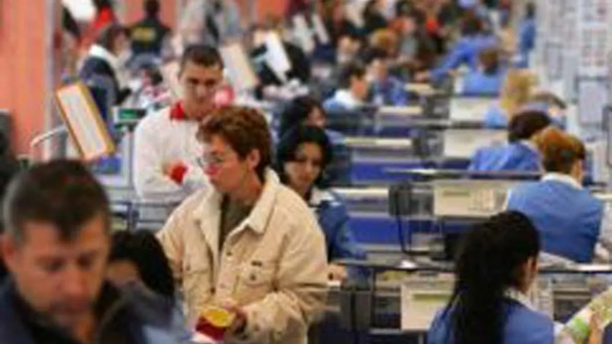 Sindromul sarbatorilor sfideaza criza: Romanii golesc magazinele