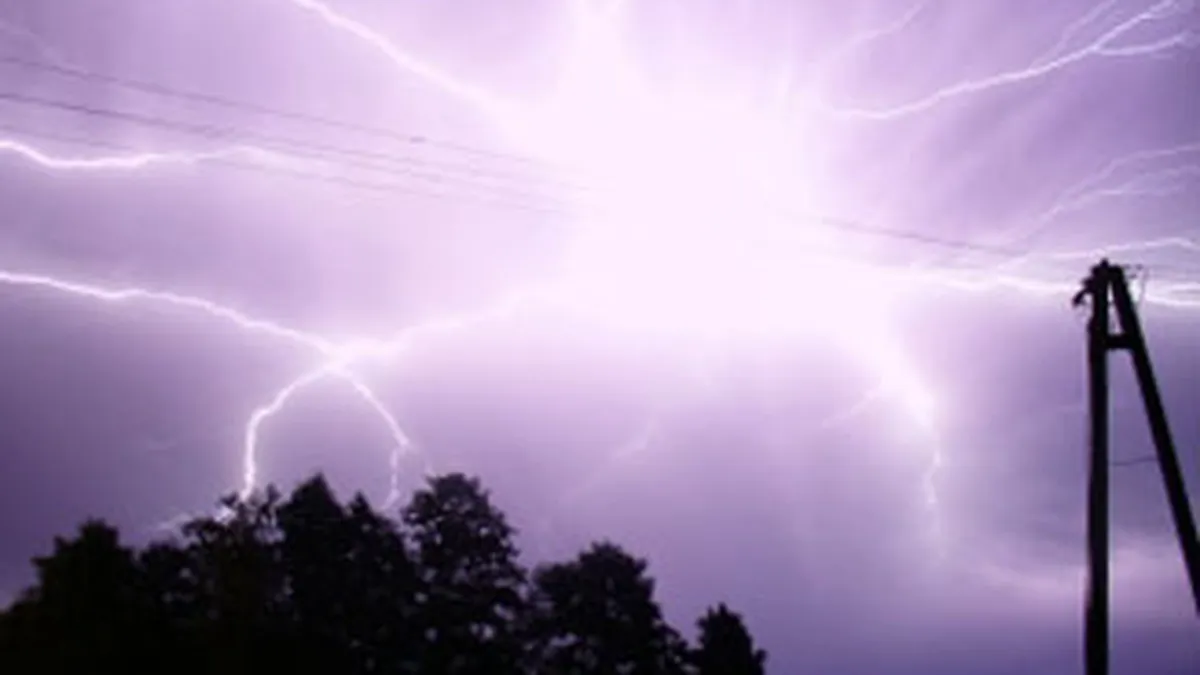 98 de localitati din judetul Giurgiu, fara energie electrica in urma vijeliilor