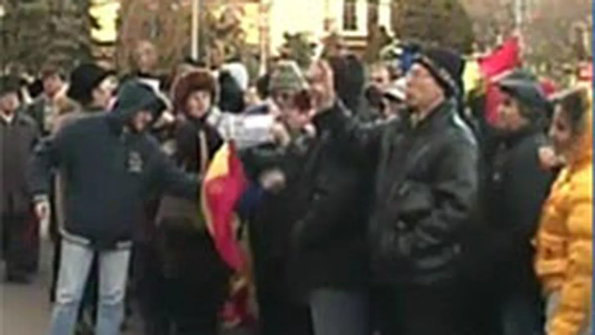 Mitingul continua: Sustinatorii lui Raed Arafat protesteaza in toata tara