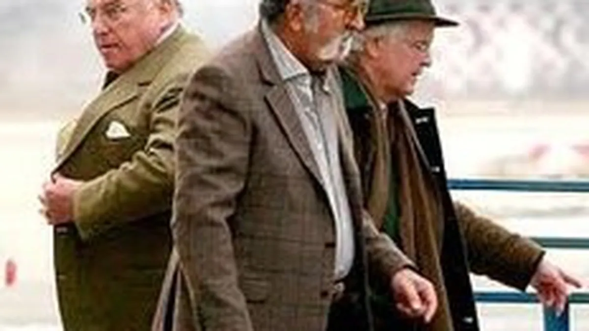 Vanatoare la Balc. Invitatii lui Tiriac, intampinati de membri ai Vier Pfoten