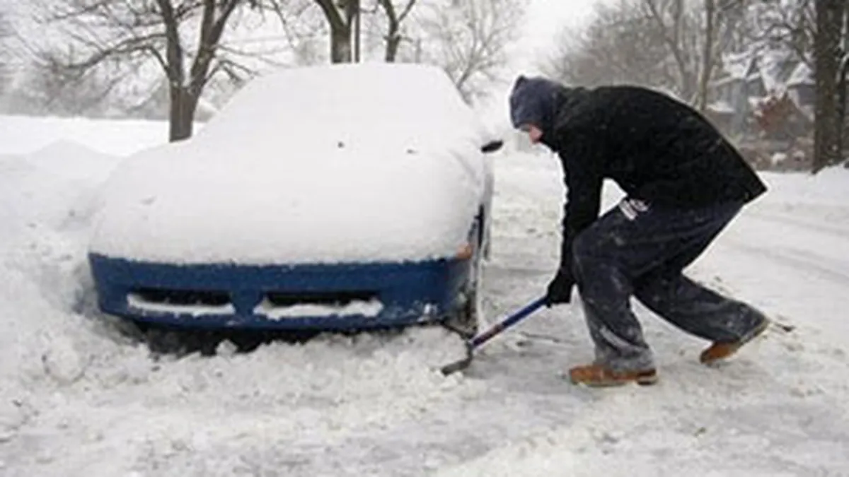 Pentru soferii inzapeziti: Sunati la asiguratori inainte de a abandona masina