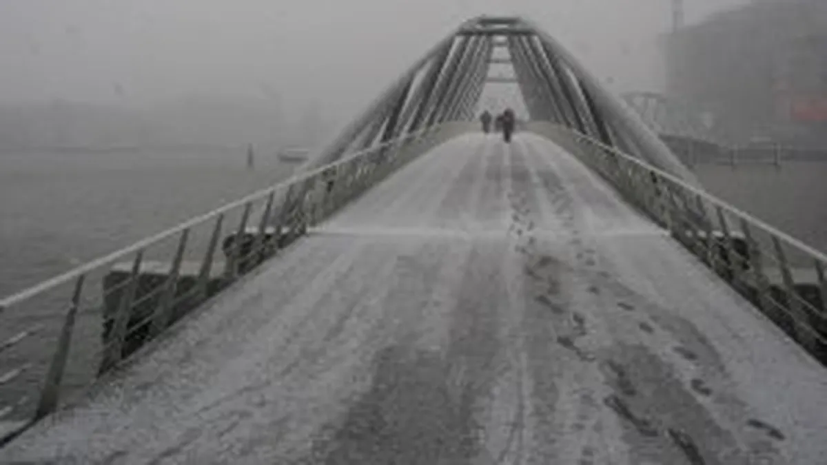 Dupa cod de ninsori, vine alerta de polei. Vezi situatia traficului