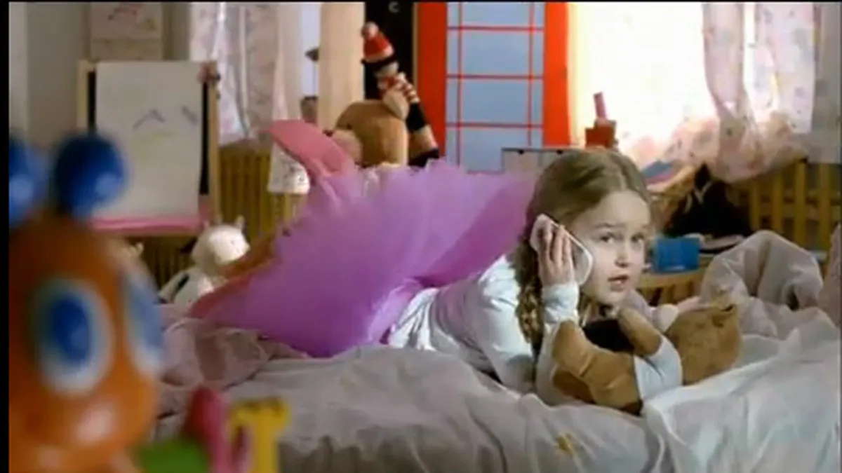 Dupa Fluturele si Mama si fiul, Cosmote se promoveaza prin Spiridusul (Video)