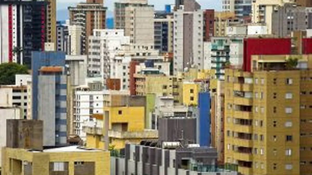 Care sunt extremele de pret la apartamentele cu acelasi numar de camere din acelasi oras