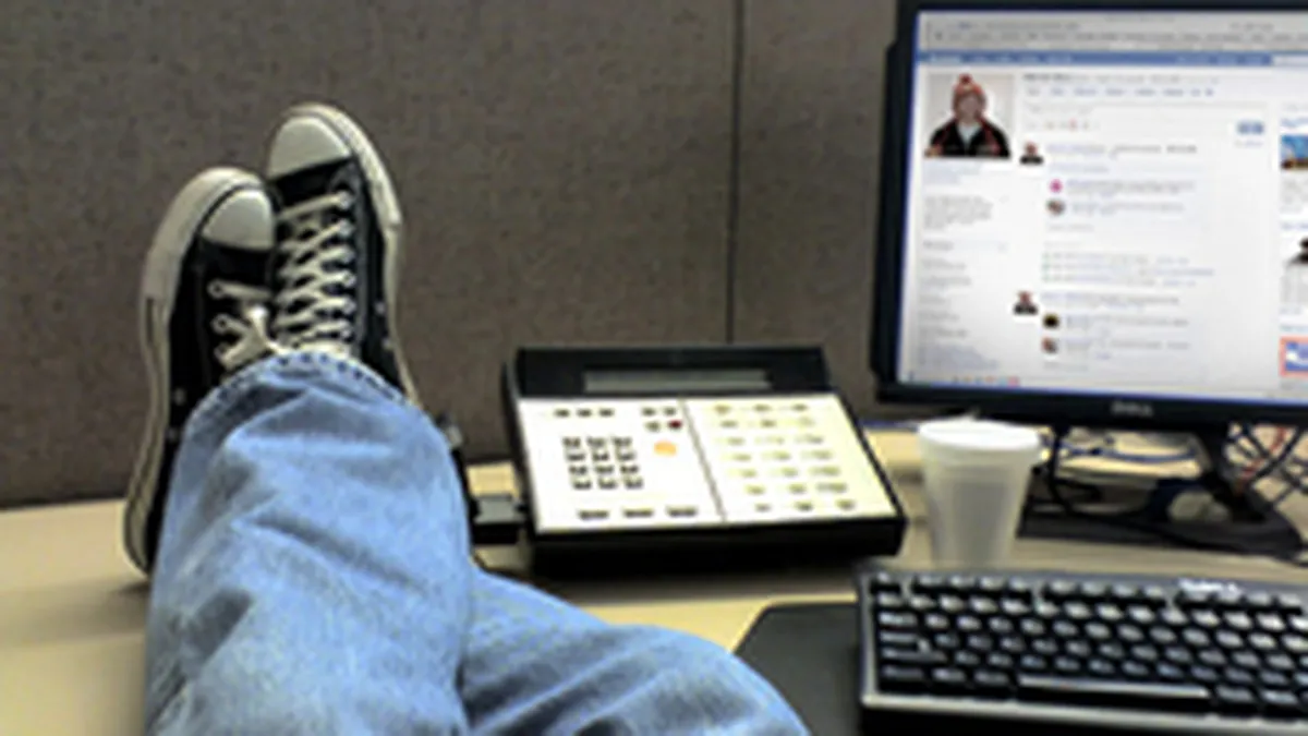 Peste 12.000 de romani inselati pe Facebook, printr-un fals concurs Orange