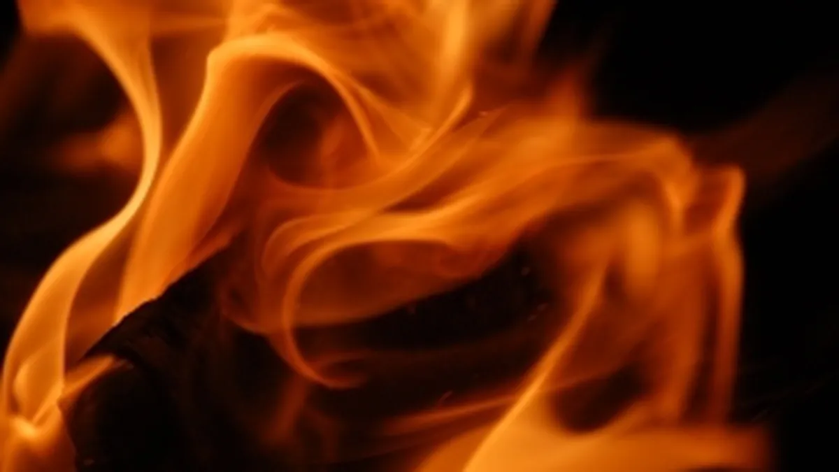 Incendiu de amploare la un depozit al fabricii Turbomecanica din Bucuresti