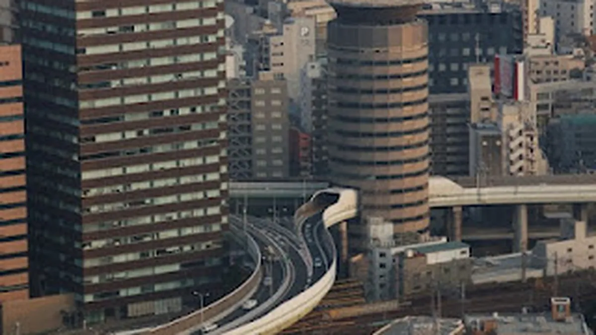 Truc ingineresc: Japonezii au construit o autostrada ce trece printr-o cladire (Foto)