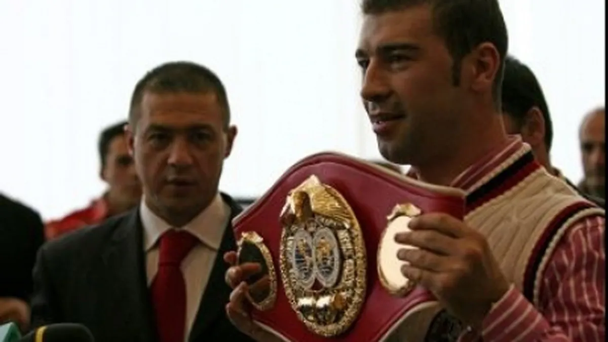 Meciul de box Lucian Bute - Carl Froch, pe fatada magazinului Cocor
