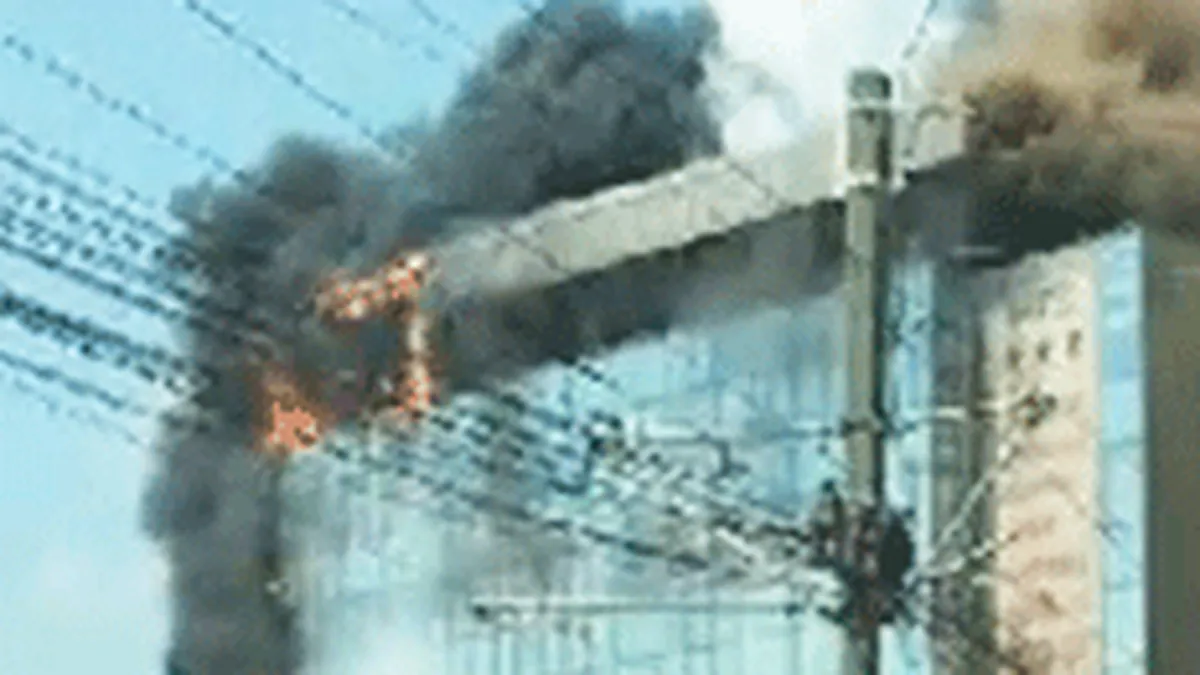 Incendiu puternic la o cladire de birouri din sectorul 6