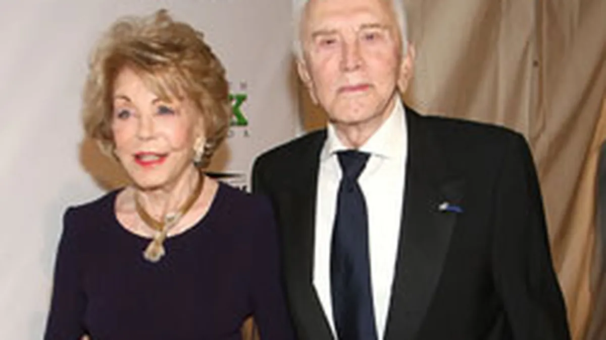 Kirk Douglas a donat 50 milioane de dolari unor organizatii de caritate