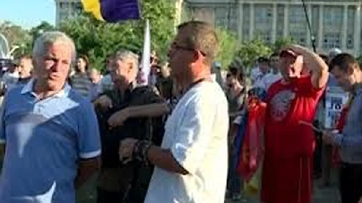 Protest in fata sediului CC: Sute de persoane cer validarea referendumului
