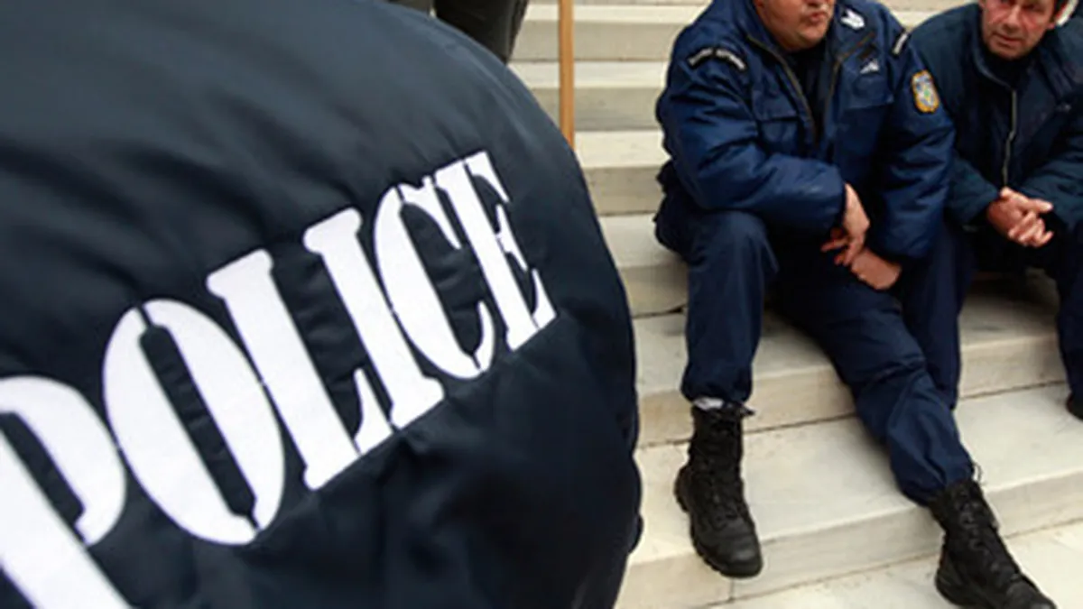 Politia suspecteaza un posibil act terorist dupa explozia unui bancomat in Grecia