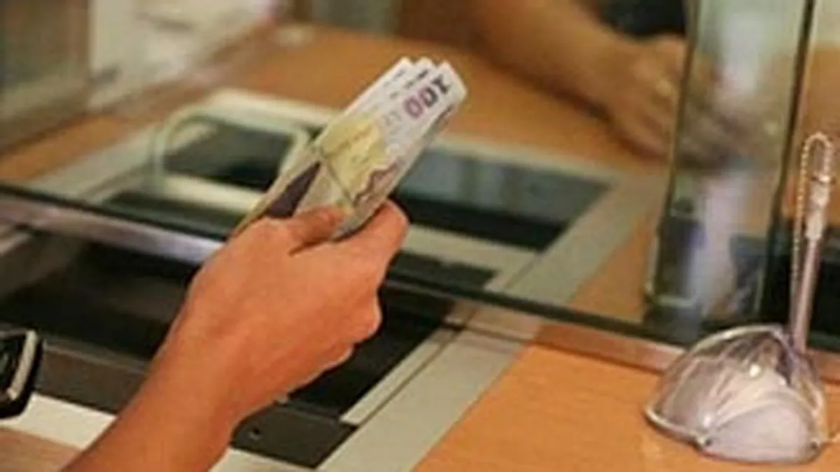 Bate vantul crizei in banci: Birouri parasite, cozi uriase, birocratie in floare (Reportaj DB)