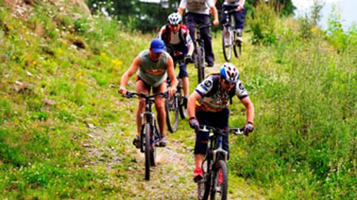 Copii din Salaj: Am dat cu pietre in turistii straini pentru ca ne-au fotografiat casele