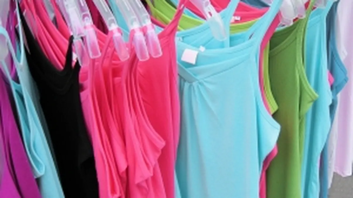 Cum se vand hainele in hipermarket: Produsele de import le bat pe cele made in Romania