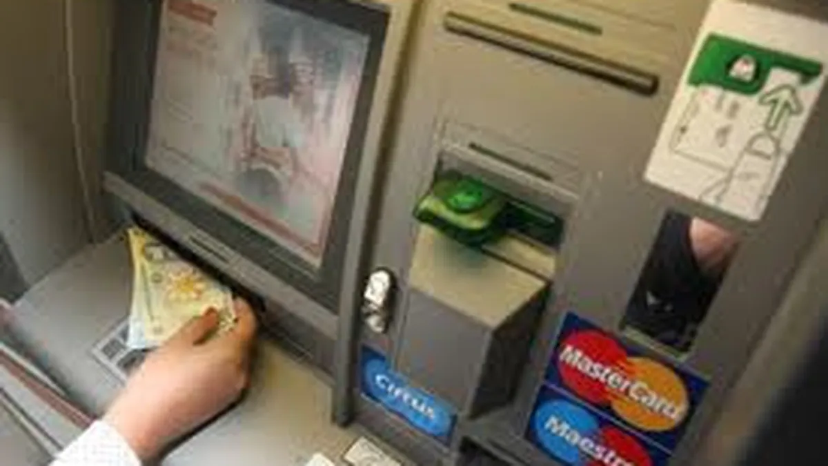 Comisioane mai mari cand faceti operatiuni bancare. Cat platiti lunar ca sa aveti un cont bancar in lei