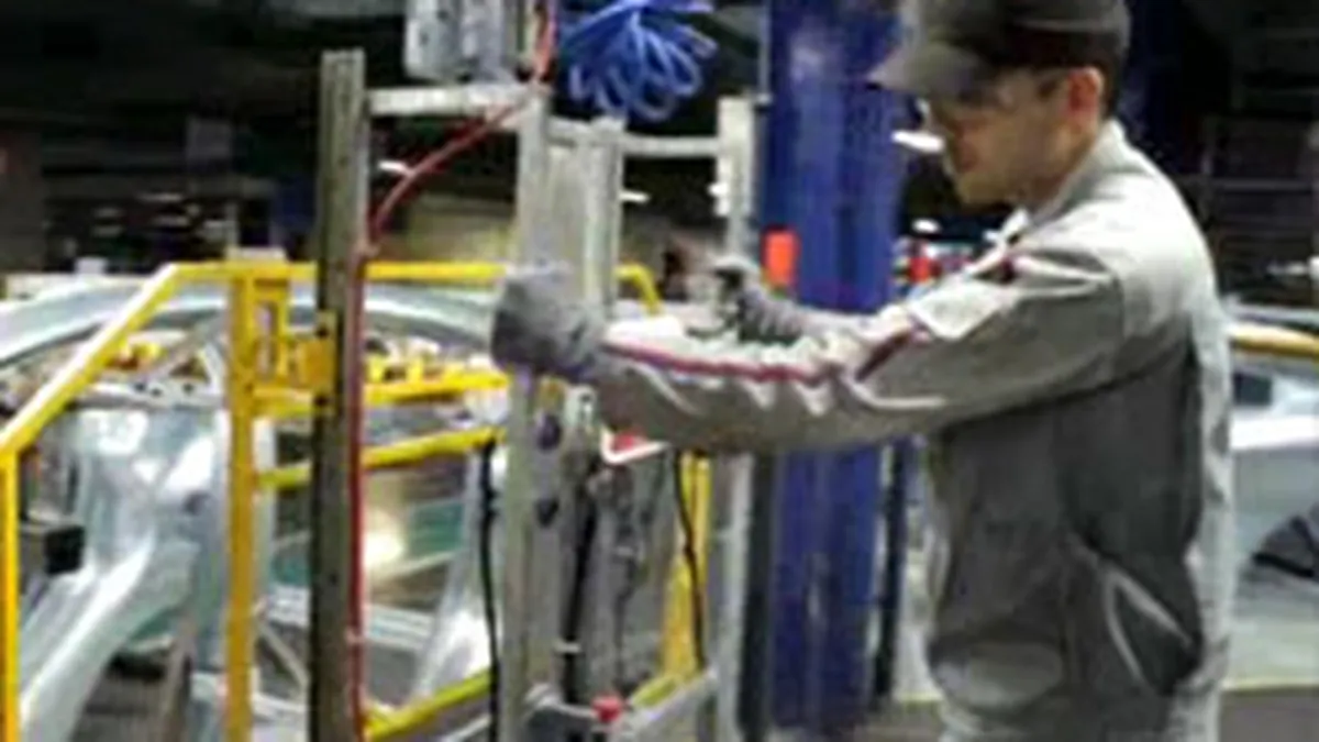 Guvernul francez vrea discutii cu Peugeot si sindicatele pe tema concedierilor anuntate de companie