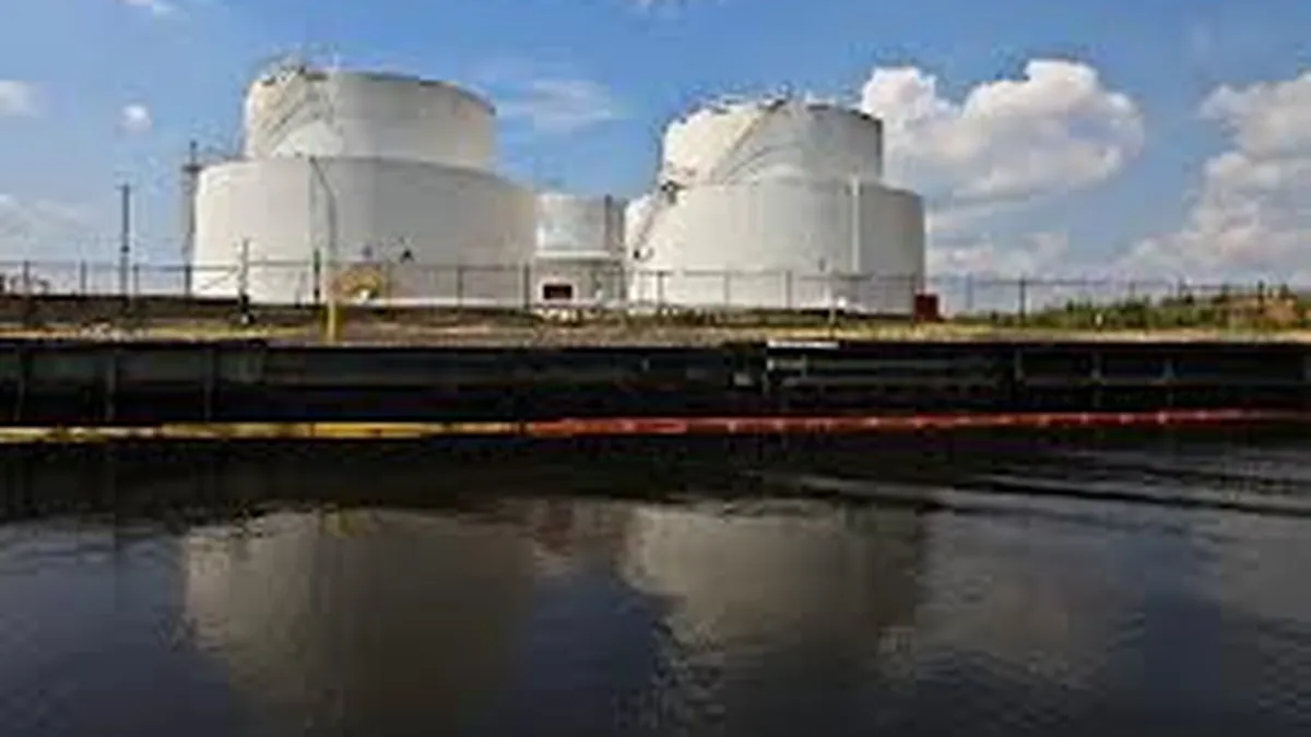 Poluare cu produse petroliere dupa ce un depozit a fost avariat de ciclonul Sandy