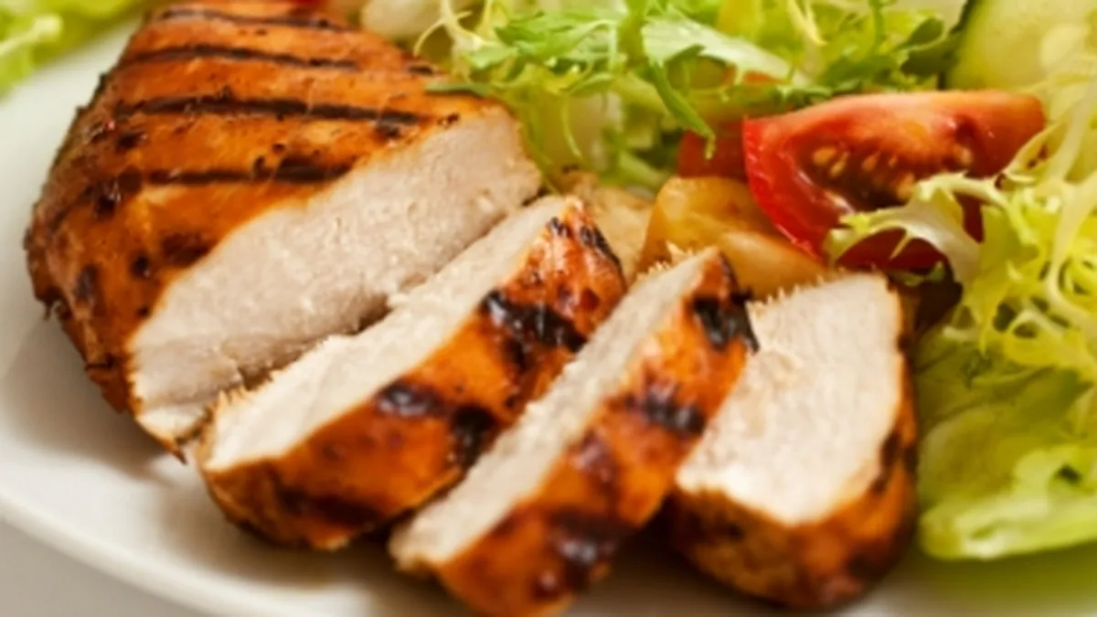 Turistii romani au renuntat la masa de pranz si impart cina cu copiii