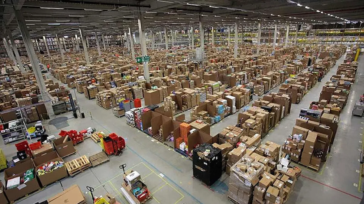 O privire in interiorul haosului Amazon, locul de unde se vand 17 milioane de produse zilnic (Galerie Foto)