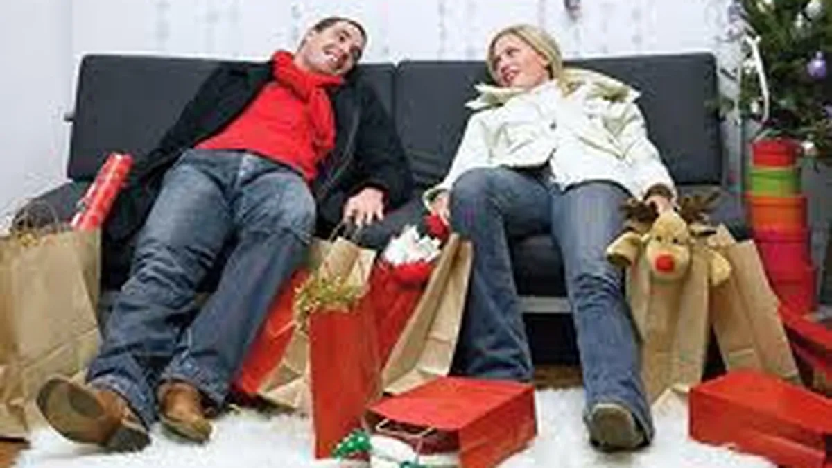 Romanii prefera sa ofere daruri in loc sa primeasca. Topul cadourilor de sarbatori