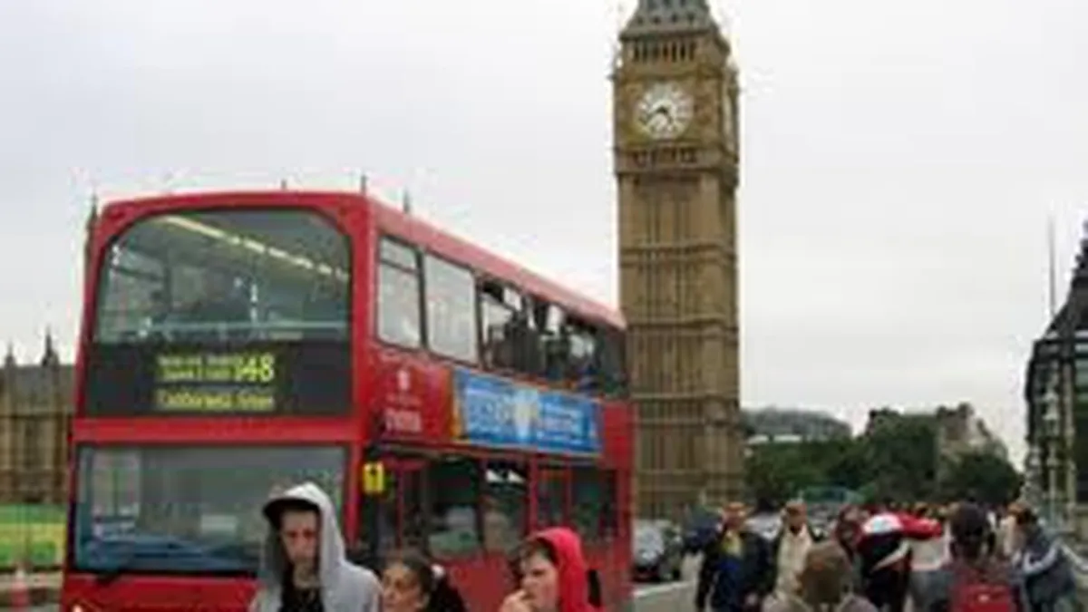 Londonezii care fac naveta  pierd o zi dintr-un an la coada la bilete