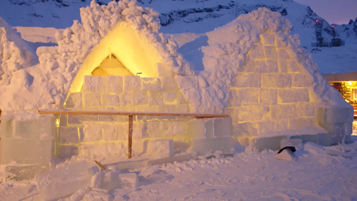 Turistii pot innopta in igluuri la Lacul Balea