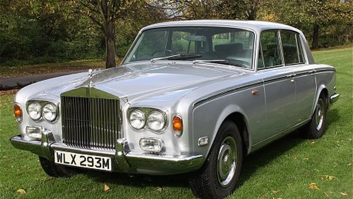 Un automobil Rolls-Royce care a apartinut cantaretului Freddie Mercury, vandut cu 96.700 de dolari