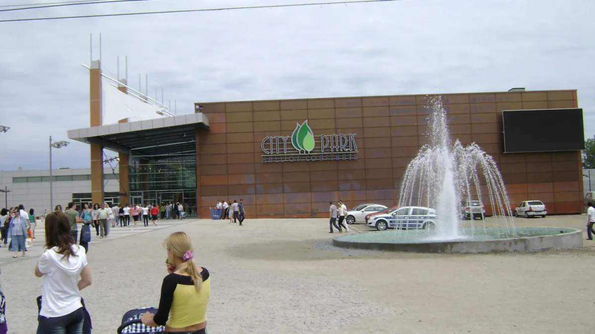 Incident la City Park Mall Constanta: O bucata de tavan s-a prabusit